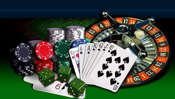 Nên chơi Poker trực tuyến hay Poker truyền thống